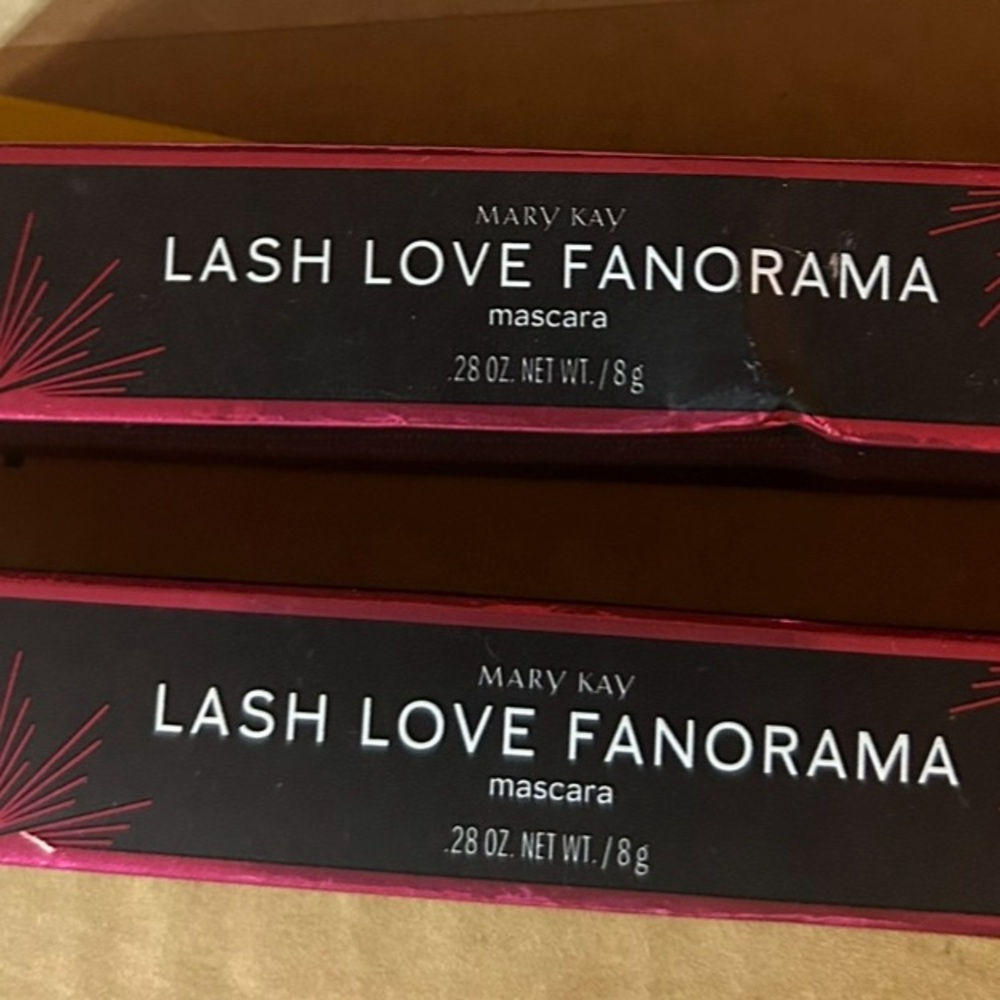Mary Kay Lash Love Fanorama Mascara in Black and Red